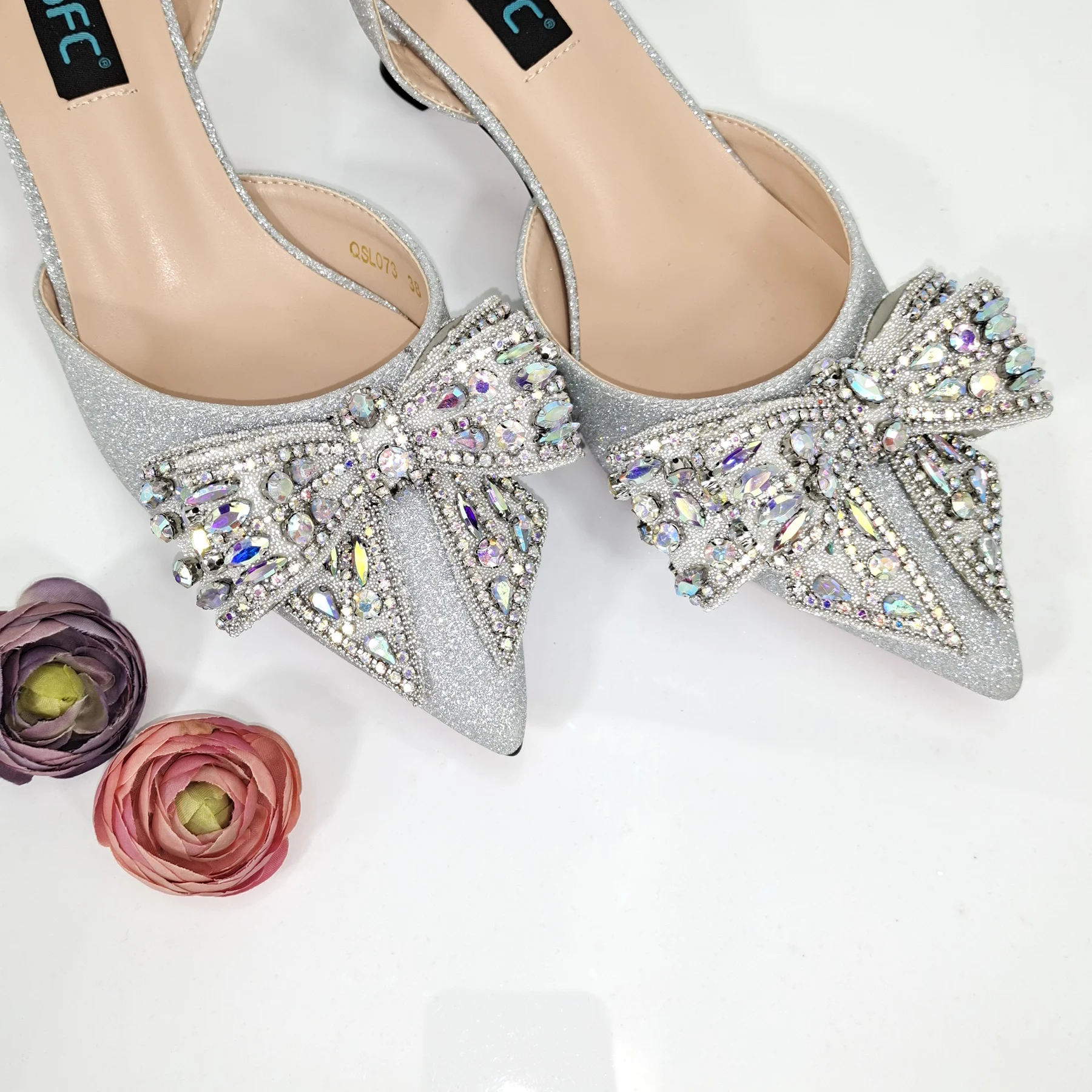 QSGFC 2023 Нигерийски дамски сребристи обувки на среден ток с матирано хрусталем и блестящи кристали За Партита в италиански стил, Остроносые обувки и комплект чанти . ' - ' . 1