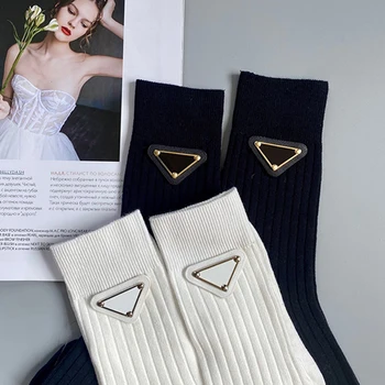 2023 Нови Чорапи с триъгълна етикет, Маркови дизайнерски чорапи, Европа, Бродерия букви, Луксозни Чорапи, Памук, Сексуална Топла Индивидуалност, Мода