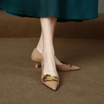 Дамски обувки с метална Катарама, Обувки на висок ток с остър пръсти, Нови Леки женски фини обувки с телесен цвят на среден ток J-E68