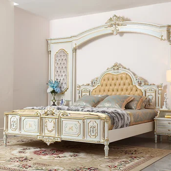 Дворцовия френски мебели от масивно дърво с дърворезби в стил рококо, потрескавшаяся боя, двойно легло queen-size