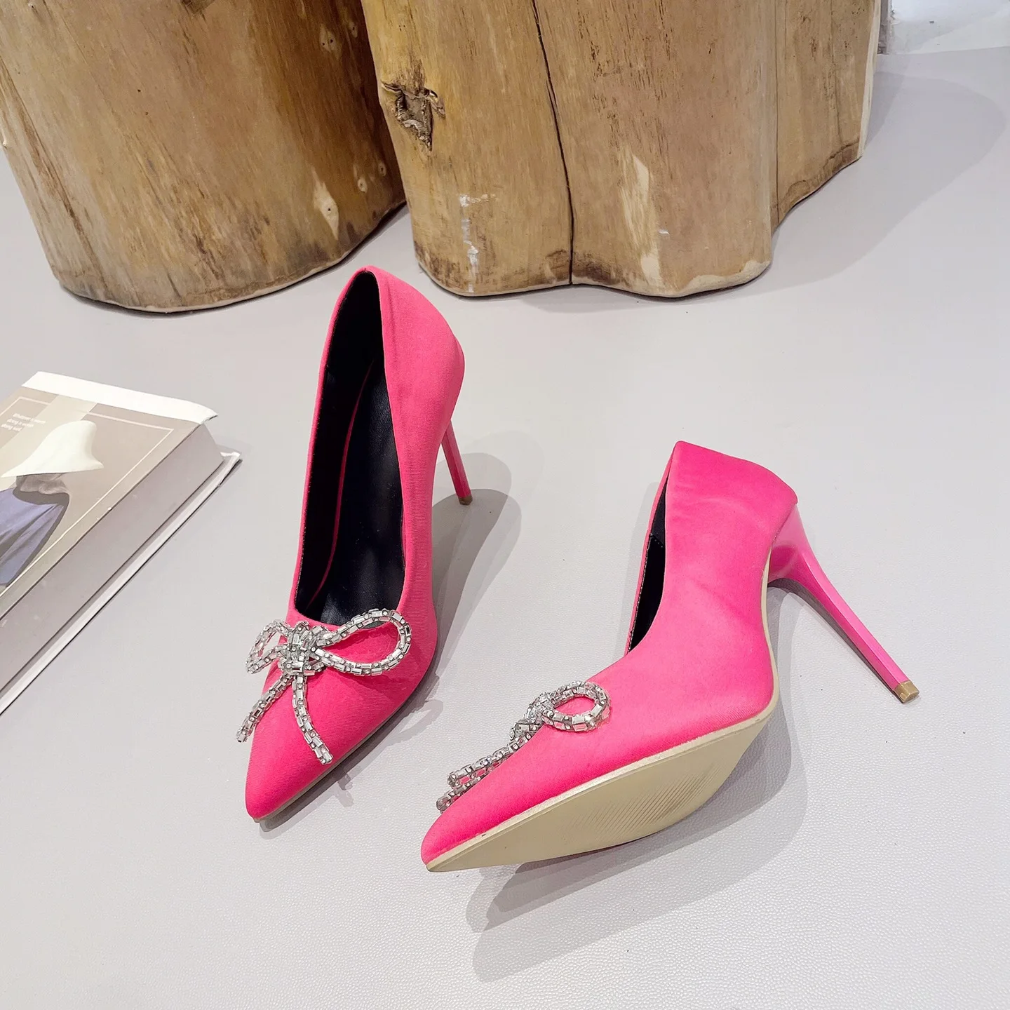 Нови Модни дамски тънки обувки Four Seasons на висок ток с остър пръсти и изкривени от страз, Сатен, с тесни пръсти, за банкет, женски тънки обувки . ' - ' . 1